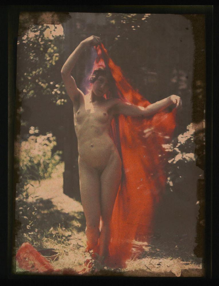 Ernest-Louis Lessieux :: Tatiana posant nue avec un voile rouge (titre factice), plaque de verre autochrome, après 1907. Conseil des musées. Le musée de l'île d'Oléron