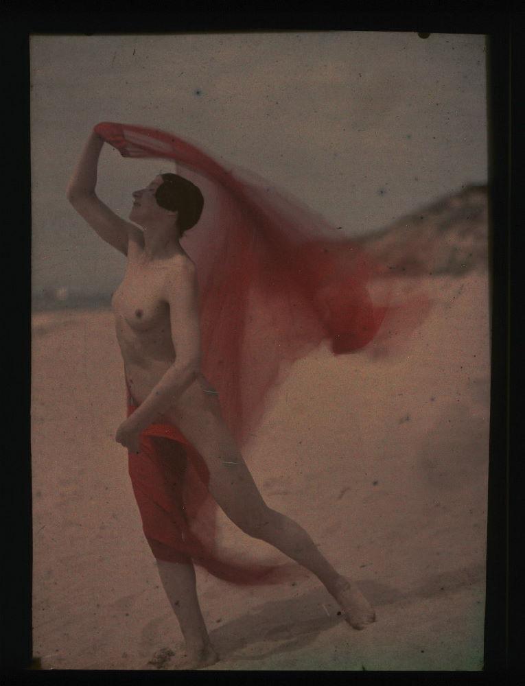 Ernest-Louis Lessieux :: Tatiana posant nue sur une plage d'Oléron (titre factice), plaque de verre Autochrome, 1907. Conseil des musées. Le musée de l'île d'Oléron