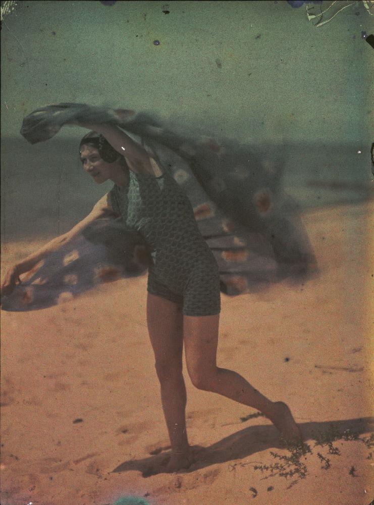 Ernest-Louis Lessieux :: Tatiana sur une plage d'Oléron (titre factice), plaque de verre Autochrome, 1907. Conseil des musées. Le musée de l'île d'Oléron