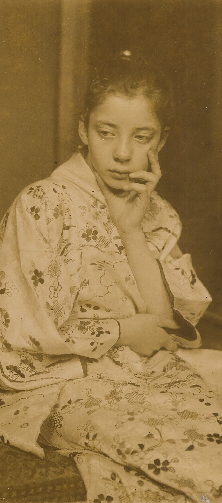 George H. Breitner :: [Geesje Kwak in Japanese kimono] [Geesje Kwak in Japanse kimono], 1889-1895. Universitaire Bibliotheken Leiden