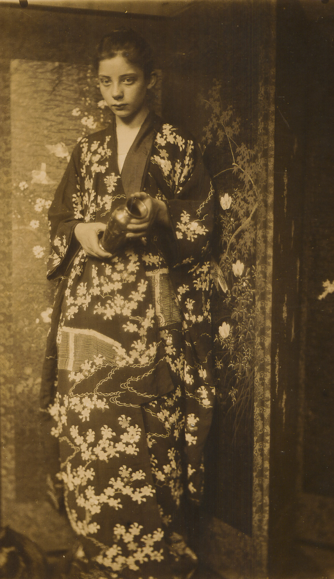 George H. Breitner :: [Geesje Kwak in Japanese kimono in front of a folding screen] [Geesje Kwak in Japanse kimono voor kamerscherm], 1889-1913. Universitaire Bibliotheken Leiden