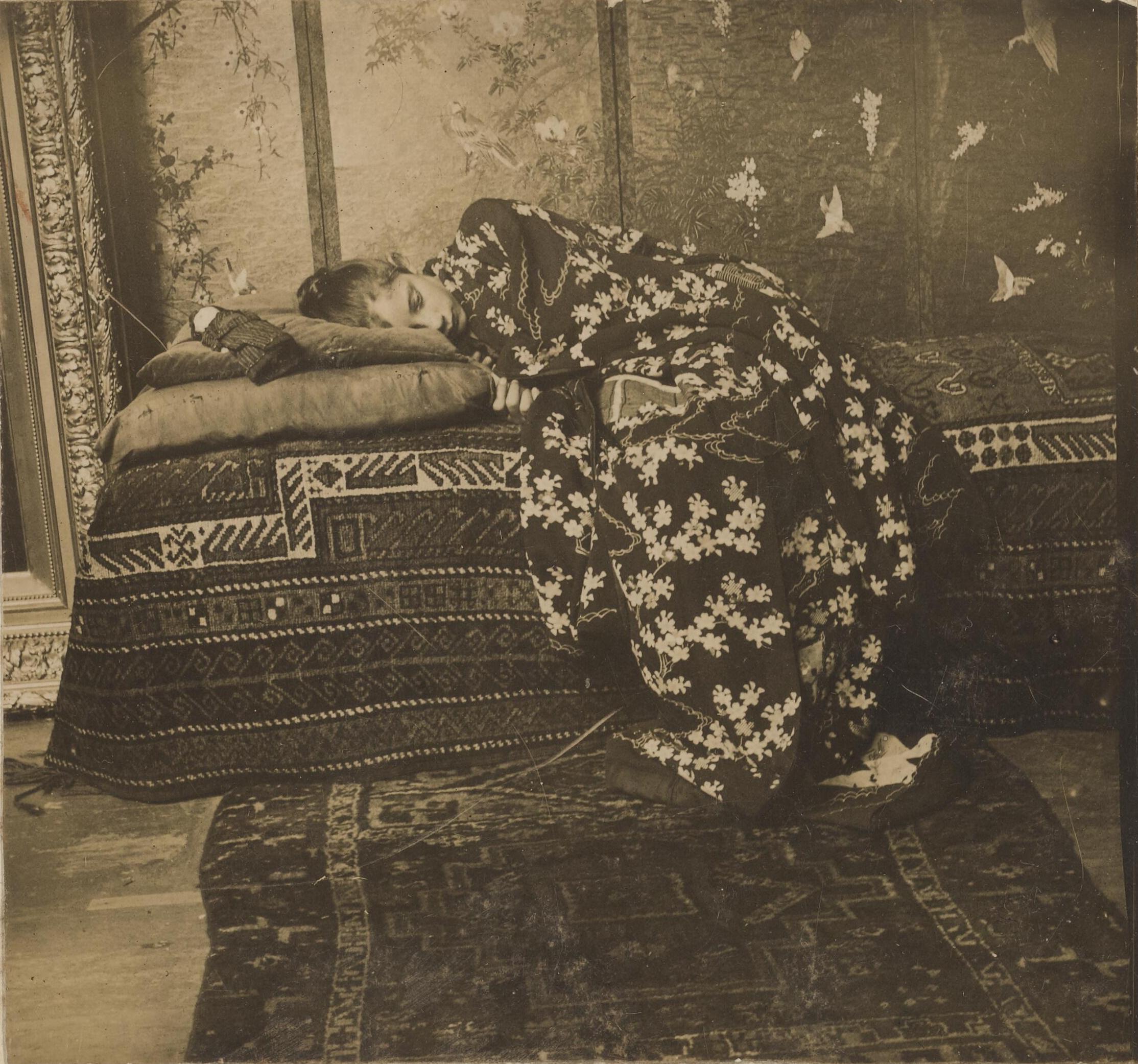George Hendrik Breitner :: Girl (Geesje Kwak) in a kimono in Breitner's studio on Lauriergracht, Amsterdam, 1893. Gelatin silver print. RKD Netherlands Institute for Art History The Hague    
used as model for George Hendrik Breitner's Meisje in kimono