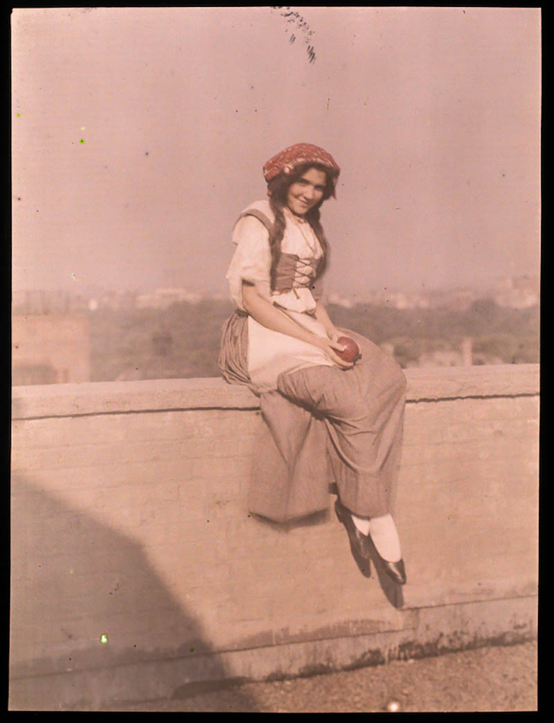 Paul Haviland (1880 - 1950) :: Jeune femme assise sur un muret, tenant une pomme, 1898-1916. Autochrome. Musée d'Orsay