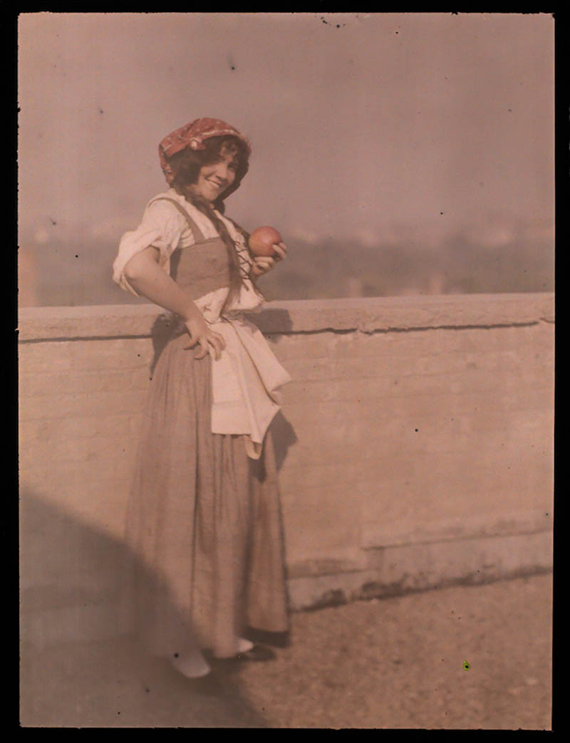 Paul Haviland (1880 - 1950) :: Jeune femme debout, tenant une pomme, 1898-1916. Autochrome. Musée d'Orsay
