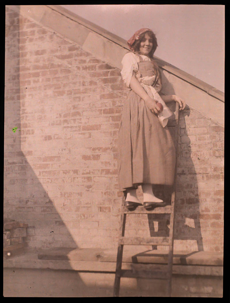 Paul Haviland (1880 - 1950) :: Jeune femme debout, tenant une pomme, 1898-1916. Autochrome. Musée d'Orsay