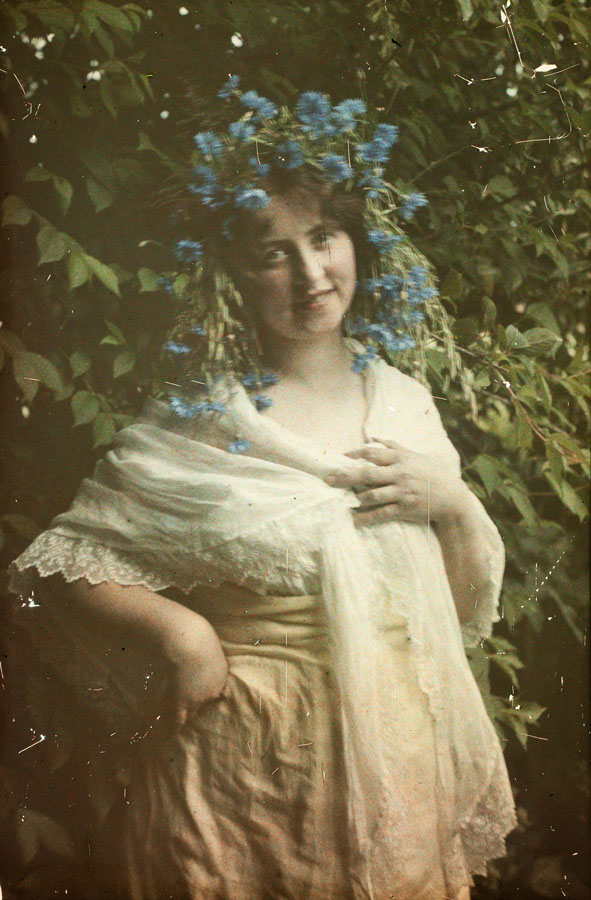 Sebastiaan Alfonse Van Besten :: Lady with poppies, 1912. Autochrome. | src Belgian Autochromists