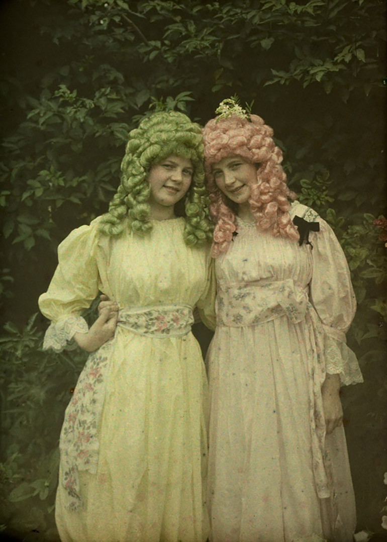 Sebastiaan Alfonse Van Besten :: Pink and green wigs, ca. 1912. Autochrome. | src Belgian Autochromists