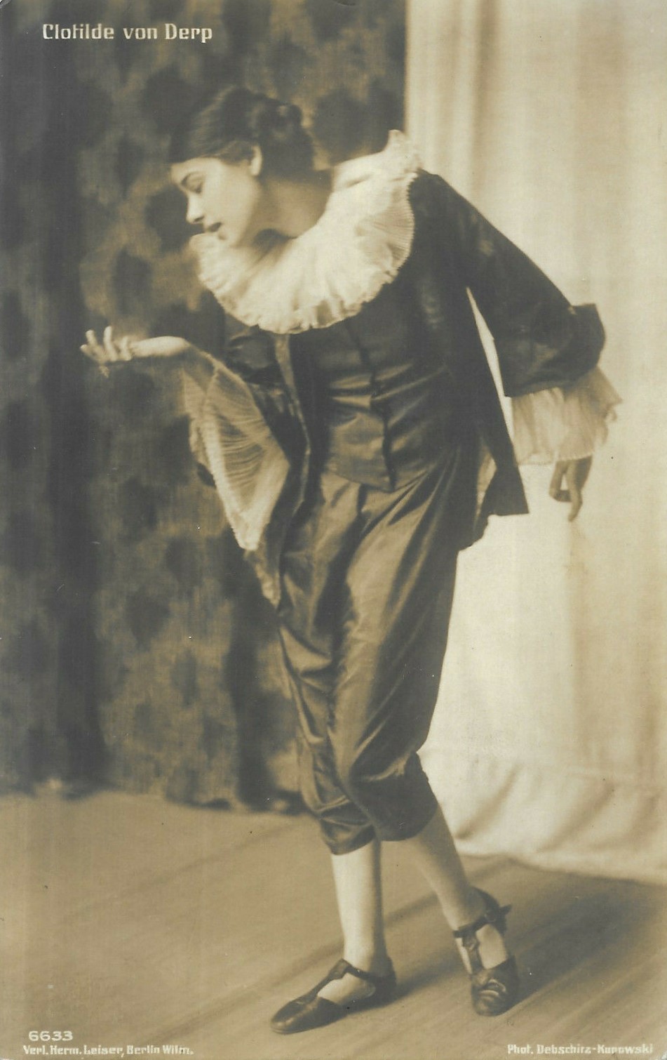 Clotilde von Derp in dance pose. Phot. Debschitz-Kurowski; Verlag Hermann Leiser, formerly Louis Blumenthal | src internet archive