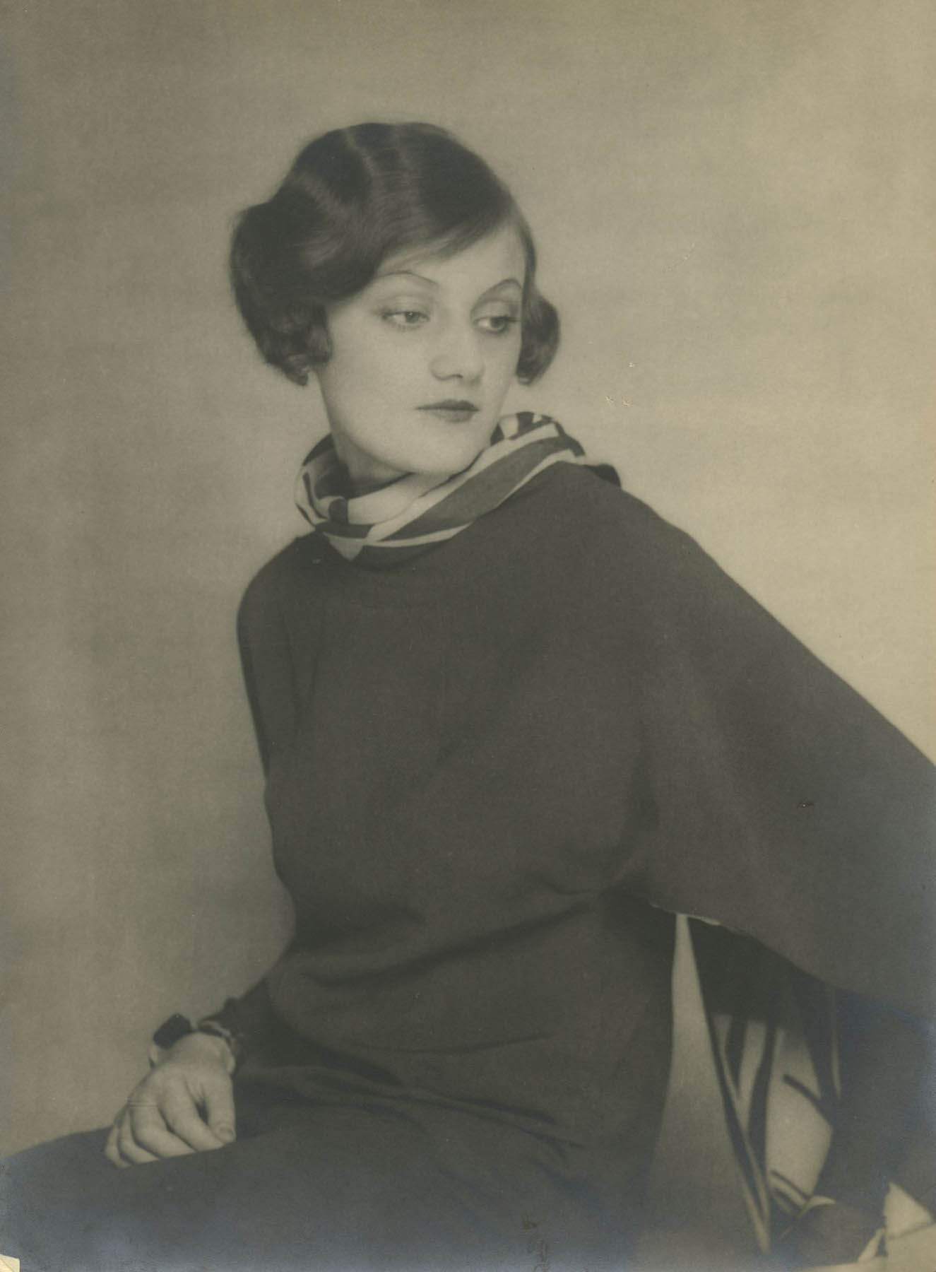 Berenice Abbott (1898-1991) :: Bronia Perlmutter (Ms. René Clair), ca. 1926 | src Howard Greenberg Gallery