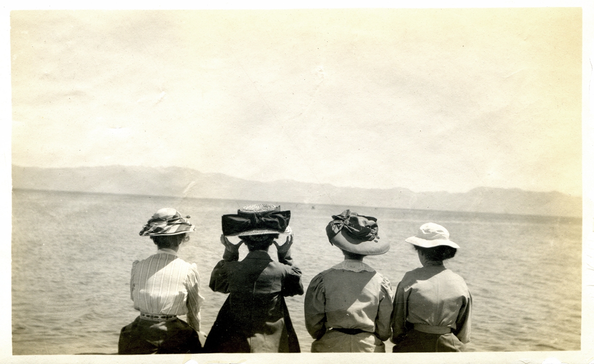 De dos. Des photos anciennes anonymes chinées | Old anonymous vintage photos. Vernacular photography, ca. 1890-1950 (mostly). Coll. Michel F. David. | src éditions Sur la Banquise