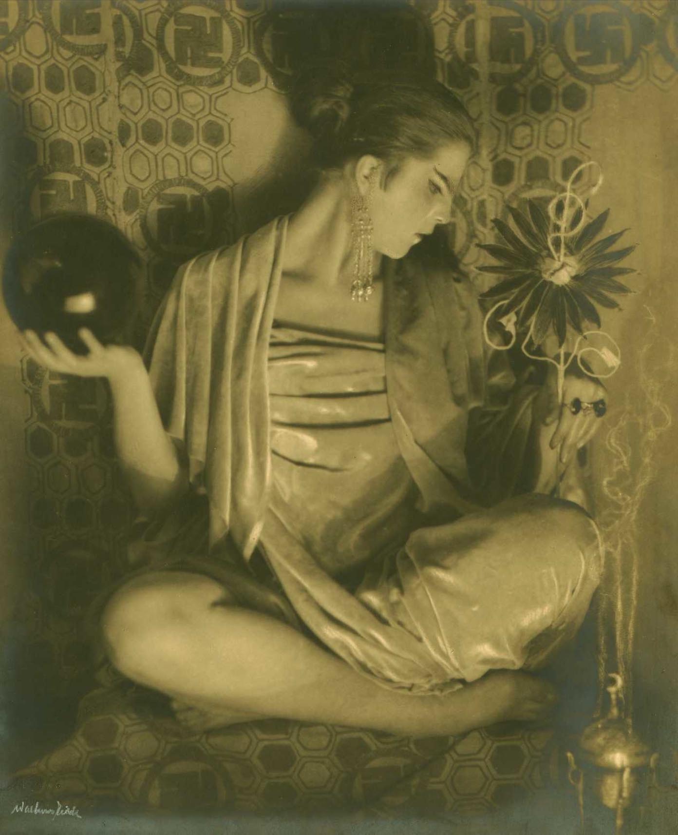 Waldemar Eide :: "Idol". Portrett av ukjent kvinne. Eksempel på norsk piktoralisme og symbolisme. Bildet har preget forsiden av magasinet Hvar 8 dag i mars 1924 | Norsk Folkemuseum
Waldemar Eide :: "Idol". Portrait of unknown woman. Example of Norwegian pictorialism and symbolism. The image graced the cover of the magazine Hvar 8 dag in March 1924 | Digitalt museum