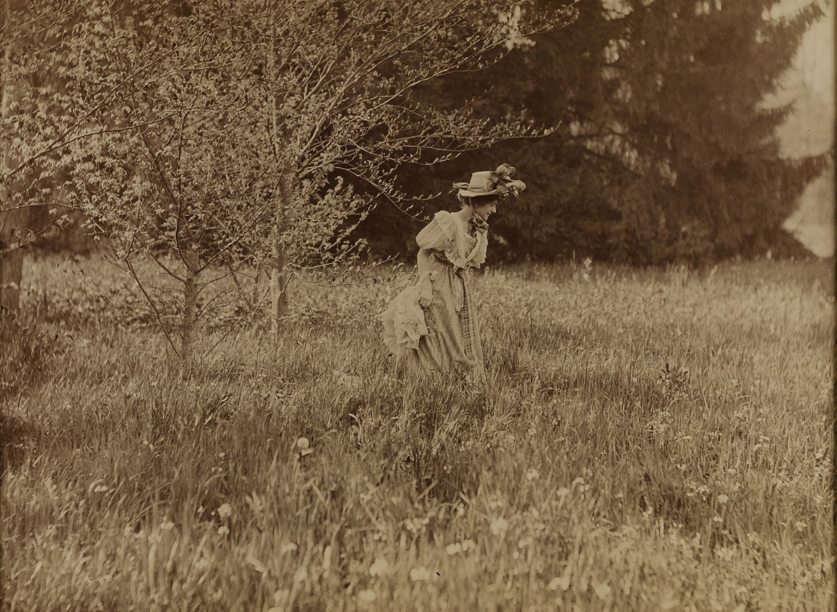 Emile Joachim Constant Puyo :: Dame auf einer Wiese (Lady in a meadow), 1900. Albumen print. | src MK&G ~ Museum für Kunst und Gewerbe (Hamburg)