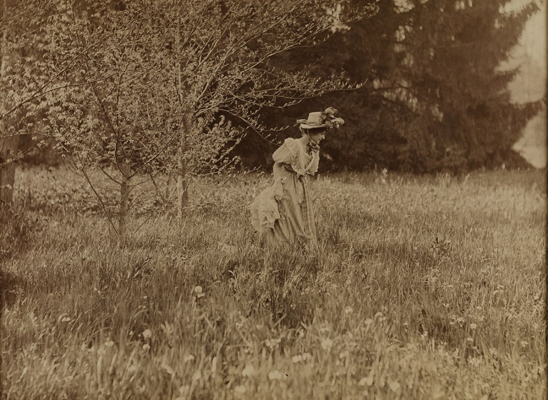 Emile Joachim Constant Puyo :: Dame auf einer Wiese (Lady in a meadow), 1900. Albumen print. | src MK&G ~ Museum für Kunst und Gewerbe (Hamburg)