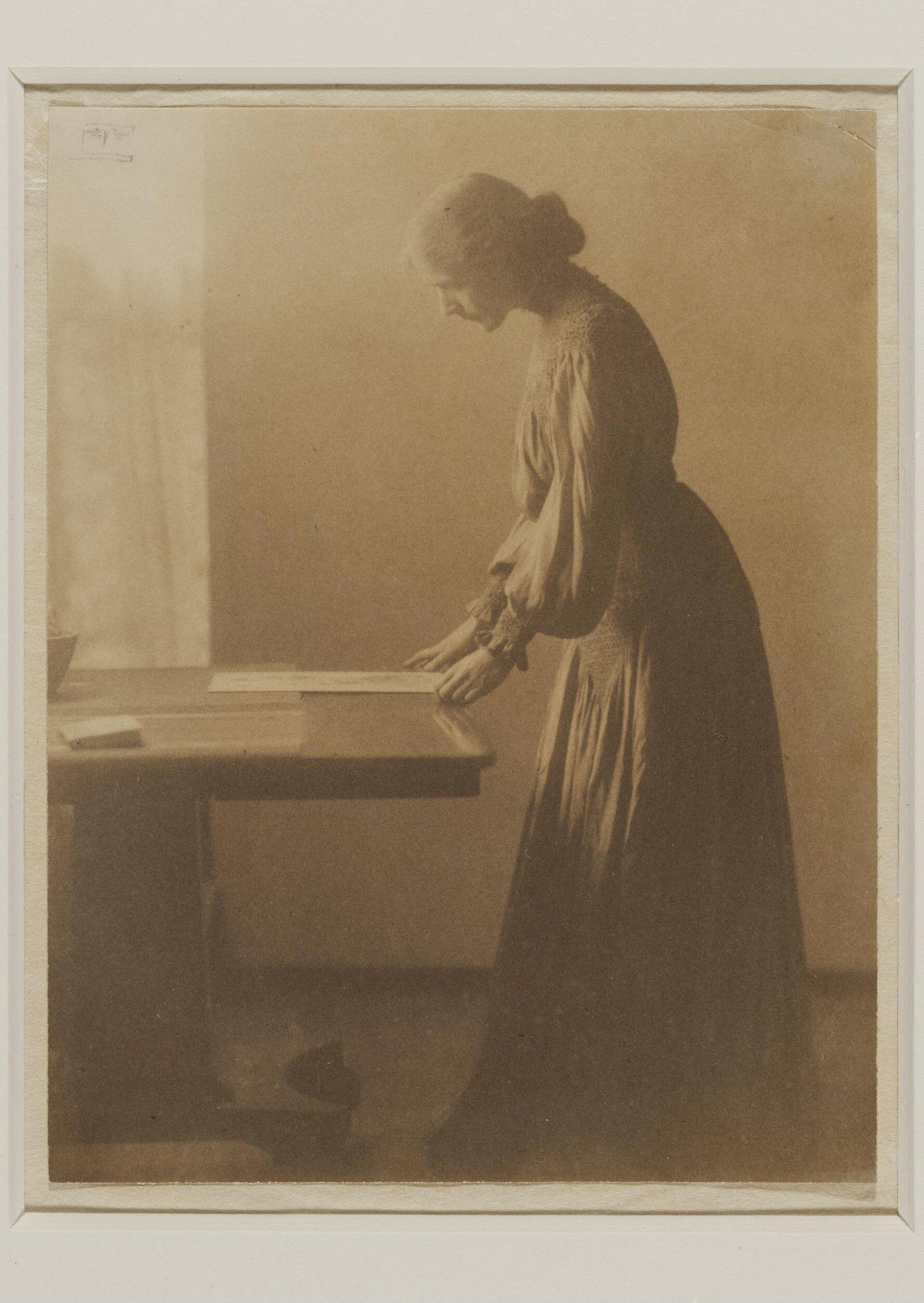 Eva Watson-Schütze :: Woman Admiring a Print, ca. 1910. Bromoil print. | src V&A museum 