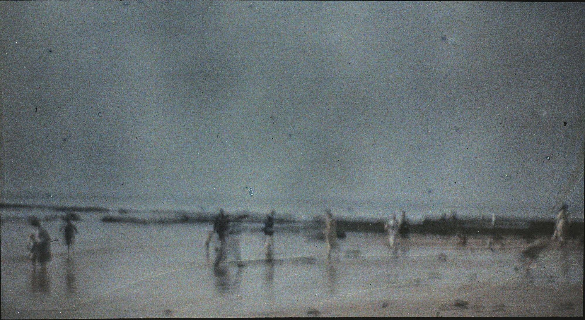 Hugh C. Knowles :: Seaside view, ca. 1910. Autochrome. | src The Royal Photographic Society Collection at the V&A Museum