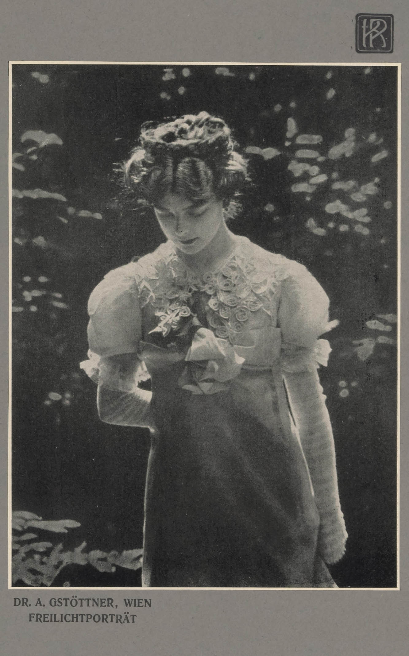 Dr. A. Gstöttner :: Freilichtporträt. Der Camera-Club in Wien. Published in the Journal Die Kunst in der Photographie in 1908. 