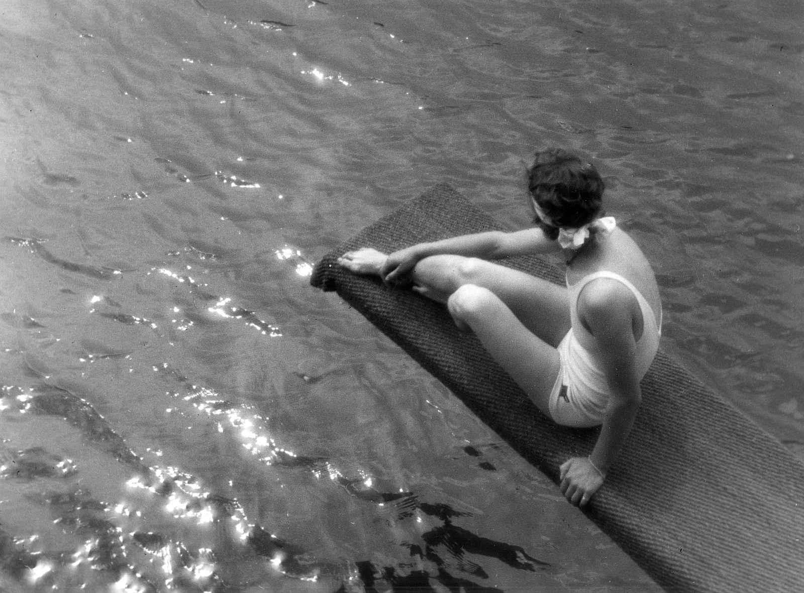 Lala Aufsberg :: Käthchen. Junge Frau im Badeabzug, auf einem Sprungbrett sitzend, 1934. | Deutsche Fotothek