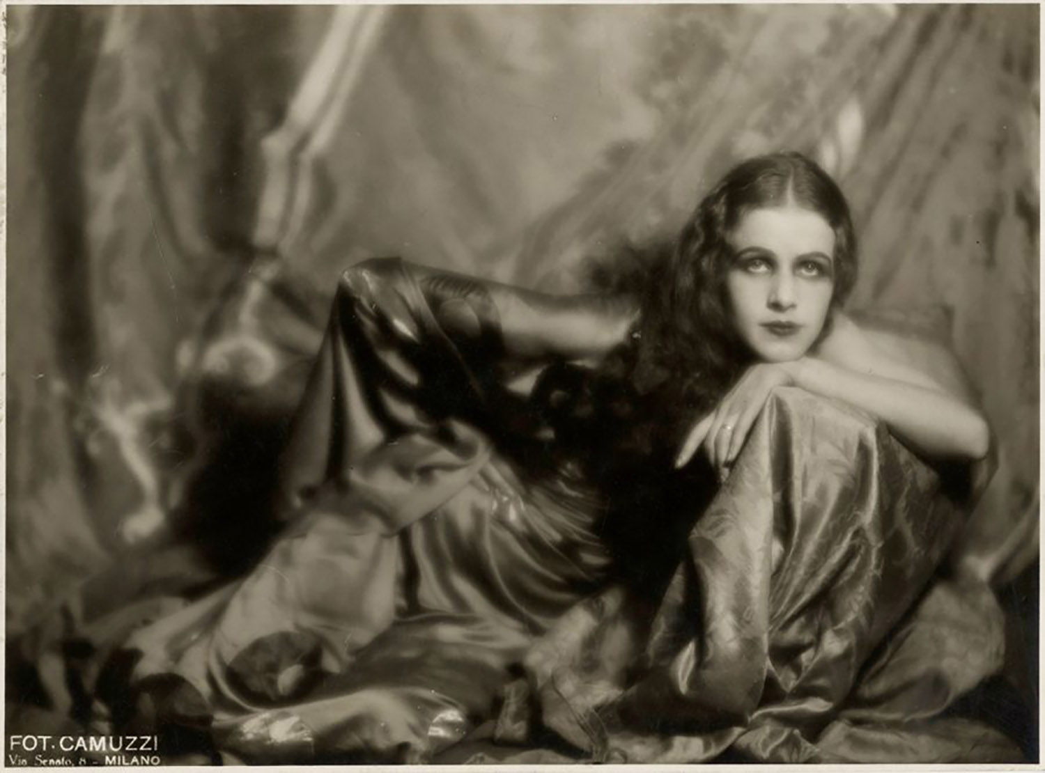 Mauro Camuzzi (1893-1964) :: Ritratto artistico femminile. Non datato, ma anni '20.
Impresso al recto: 'Fot. Camuzzi / Via Senato, 8 – Milano'. Al verso timbro 'Rivista Popolo d’Italia' e note a matita.
src Libreria antiquaria Gonelli