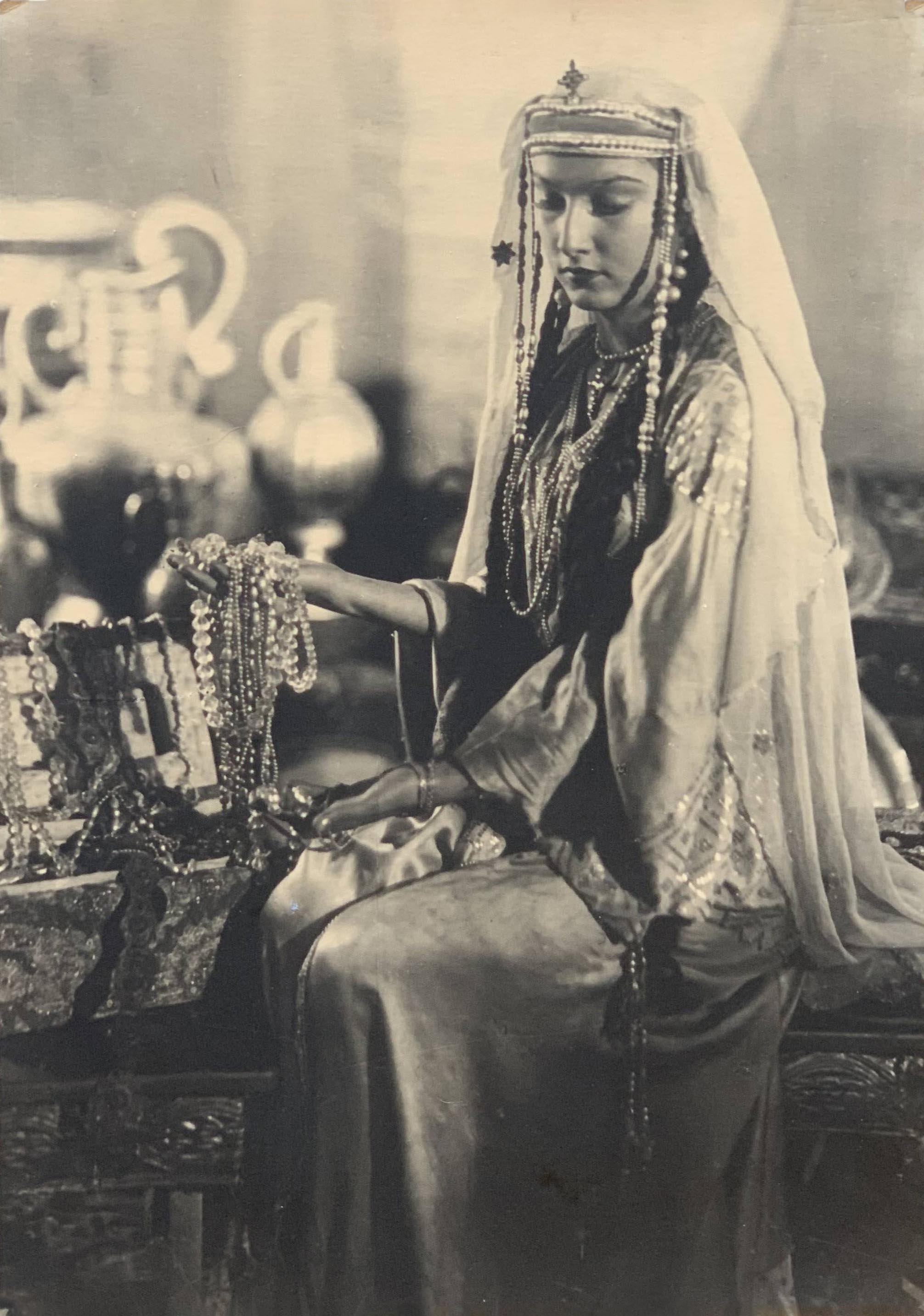 Moisei Solomonovich Nappelbaum (1869-1958) :: Movie actress, 1940s. Gelatin silver print. Inscribed on the reverse. А stamp of the Directorates of international photo exhibitions on the reverse. Borodulin Coll. | src Hermitage Fine Art