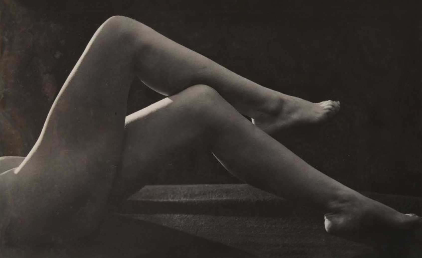 Pierre Auradon or Jean-Marie Auradon :: Étude de nu (jambes), 1930-1950. Épreuve argentique d'époque. | src Le Floc'h