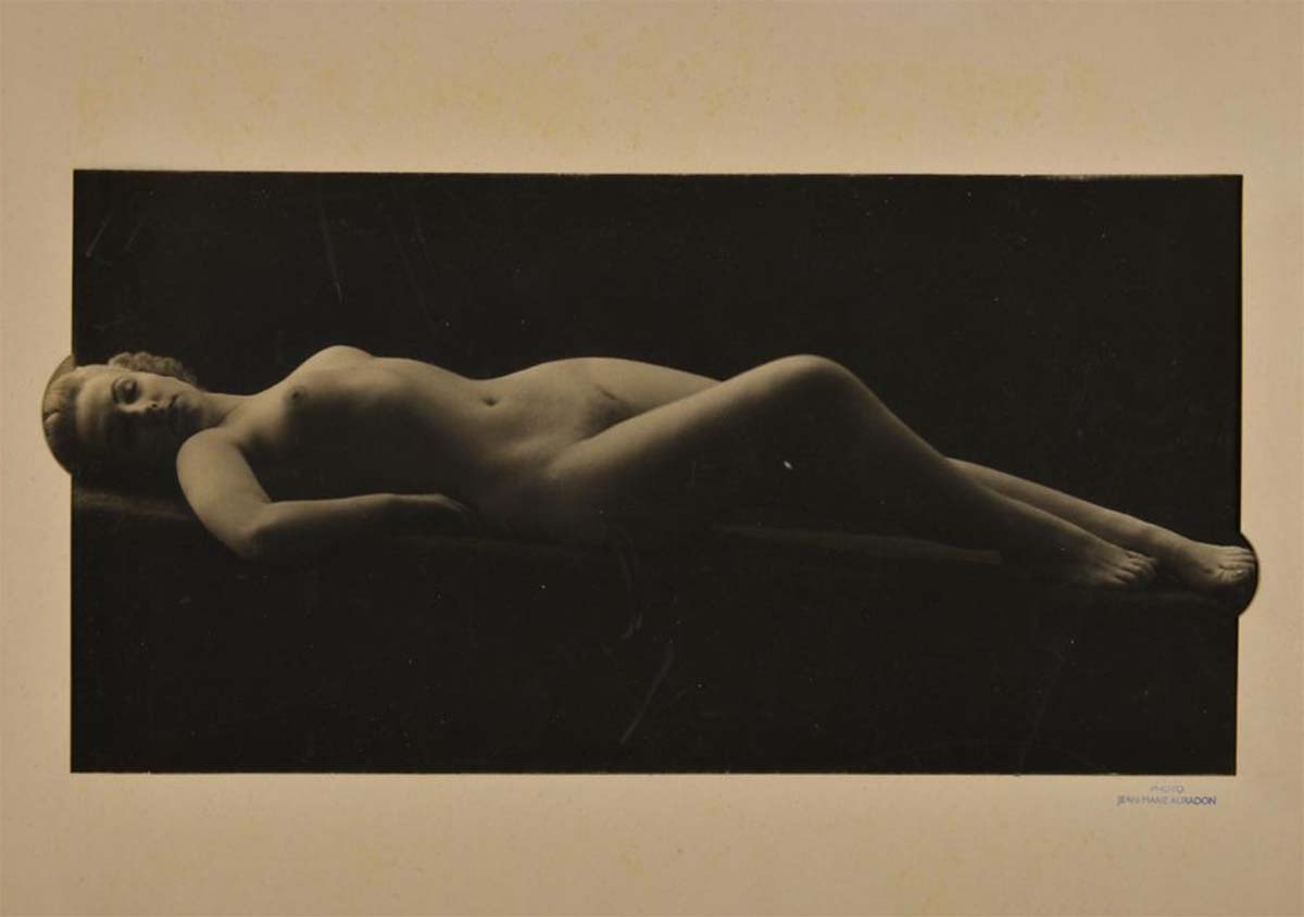 Jean-Marie Auradon :: Nu féminin allonguée, ca. 1930-1950. Épreuve argentique d'époque. | src Le Floc'h, maison de ventes