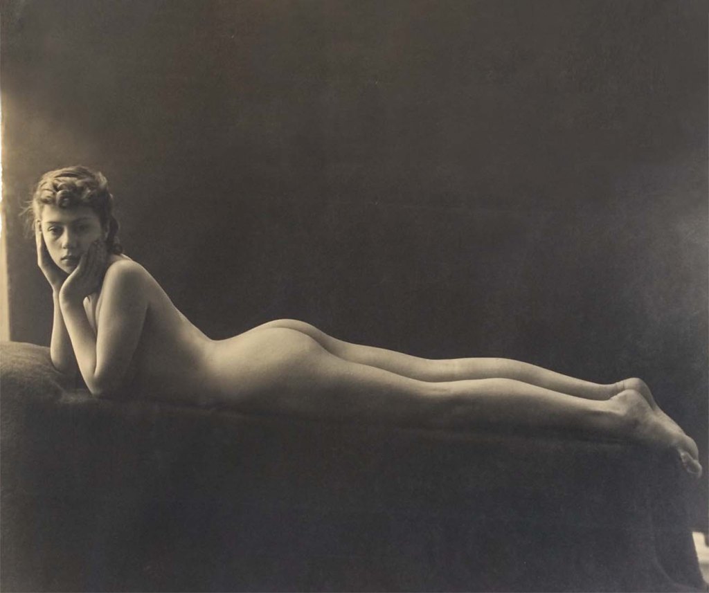 Pierre Auradon ou Jean-Marie Auradon :: Nu féminin, ca. 1940-1950. Épreuve argentique d'époque. Épreuve d'artiste non émargée. | src Le Floc'h, maison de ventes