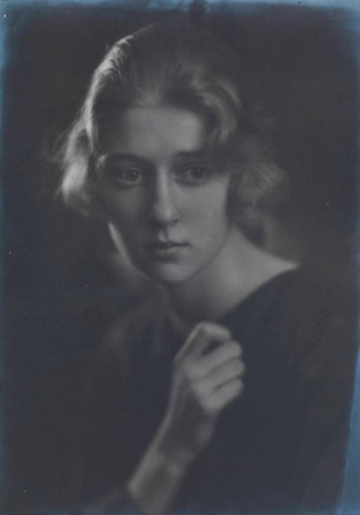 Portrait by Flodin, ca. 1926 – un regard oblique