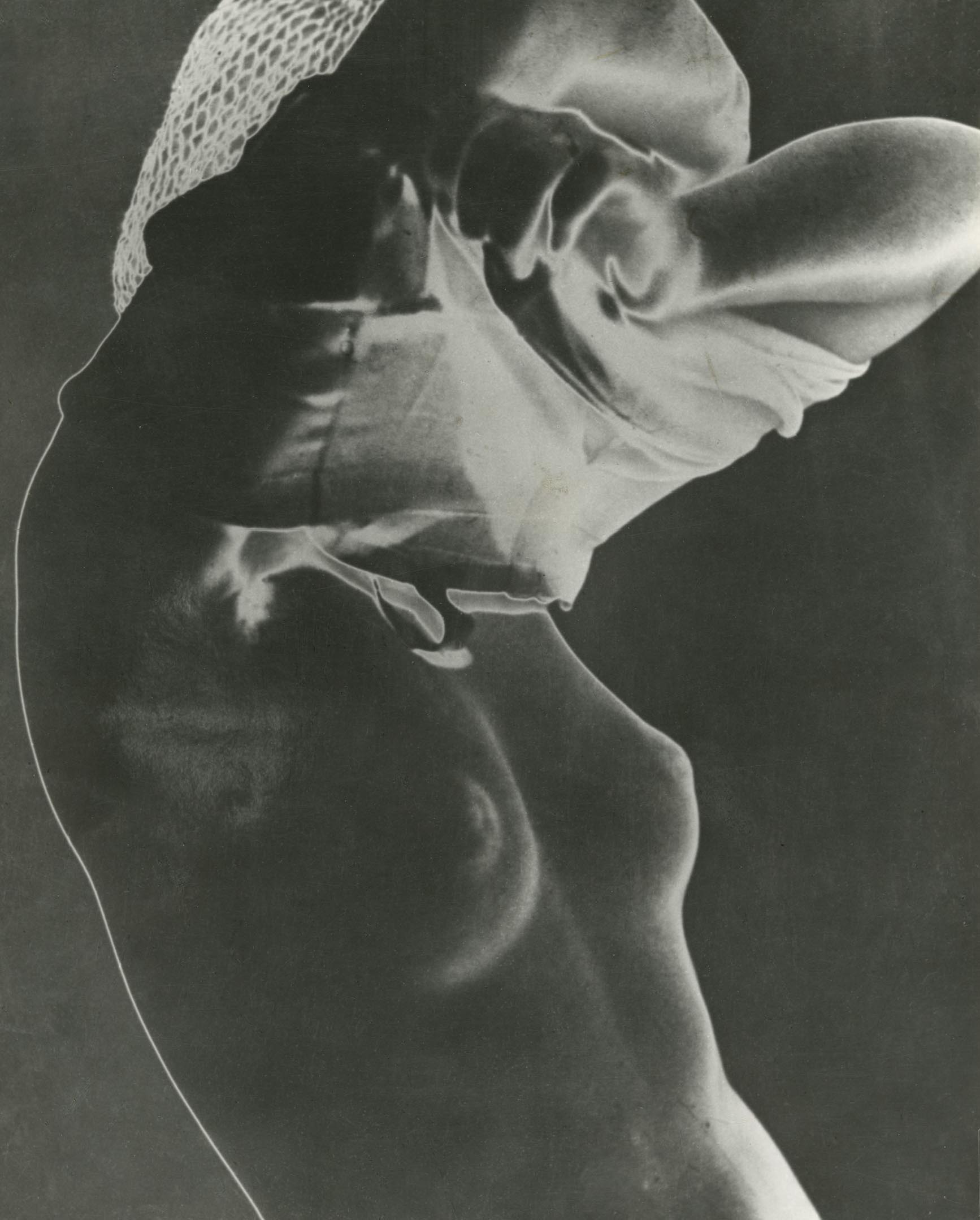 Gertrude Fehr :: Akt, Frau, Rumpf, Silbergelatineabzug, Paris, 1930s (solarization). | src Fotostiftung Schweiz: Sammlung online