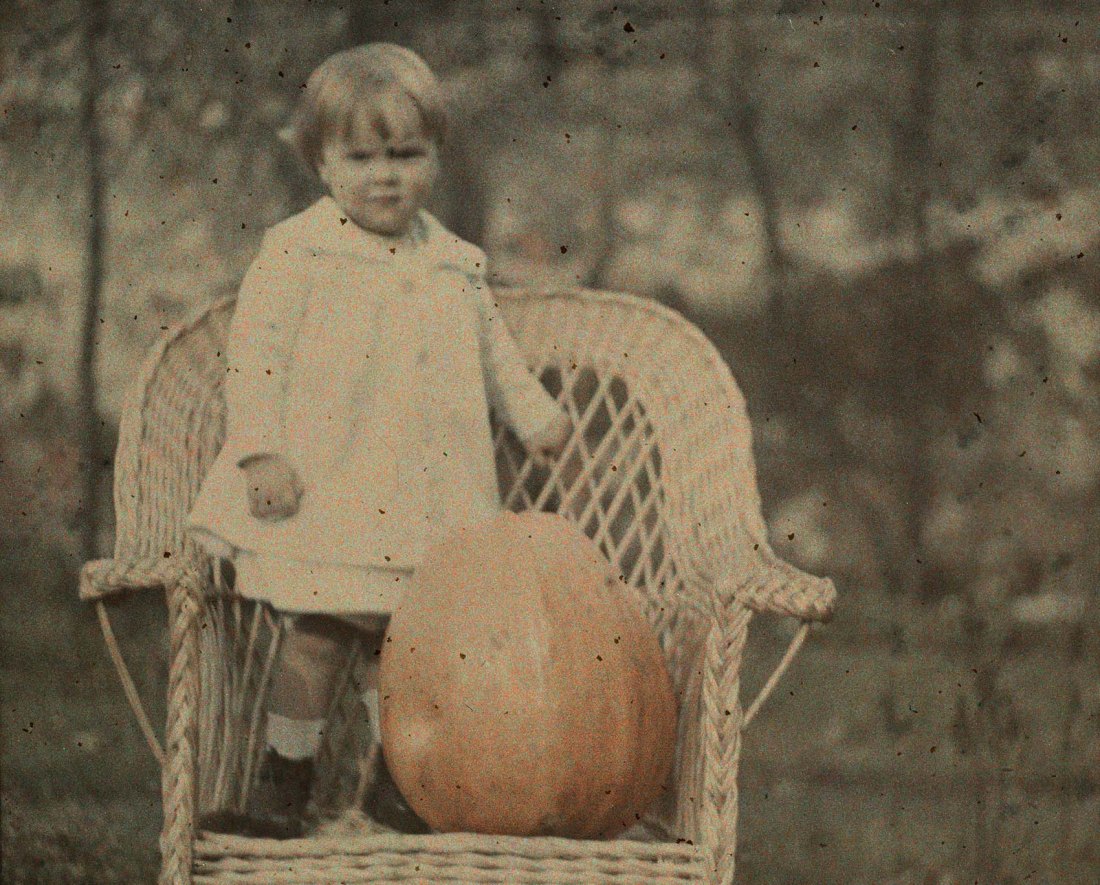 Jan Zdzisław Włodek :: Jan Marian Włodek with a pumpkin at the age of approx. 3 years old, standing in a wicker armchair in the garden of the Włodków villa, Kraków, 1927.