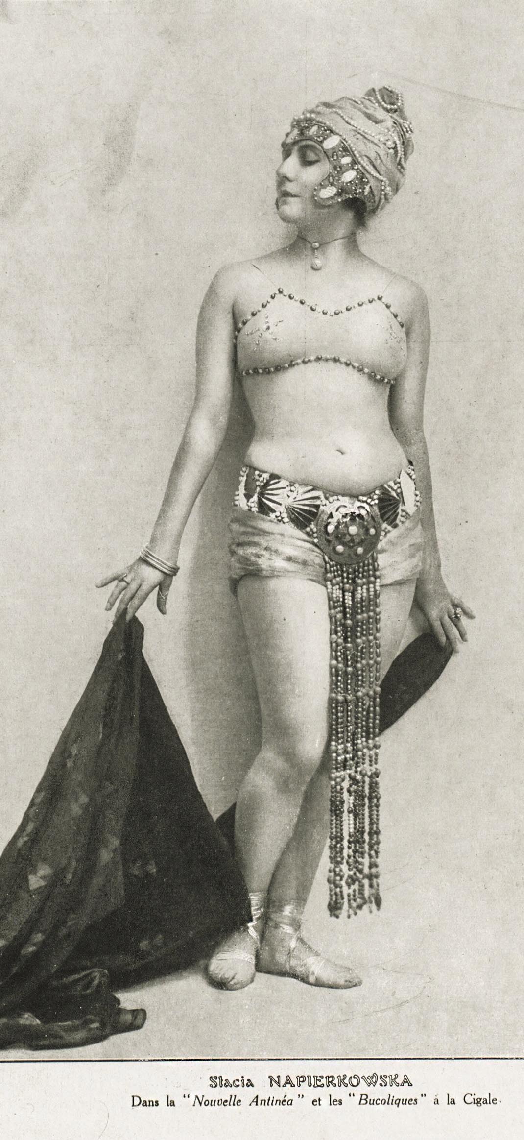 Stacia Napierkowska dans La "Nouvelle Antinéa" et Les "Bucoliques" à la Cigale. Photo RAHMA. Paris Plaisirs: revue mensuelle esthétique et humoristique. Nº 8, 1923. | src BnF ~ Gallica