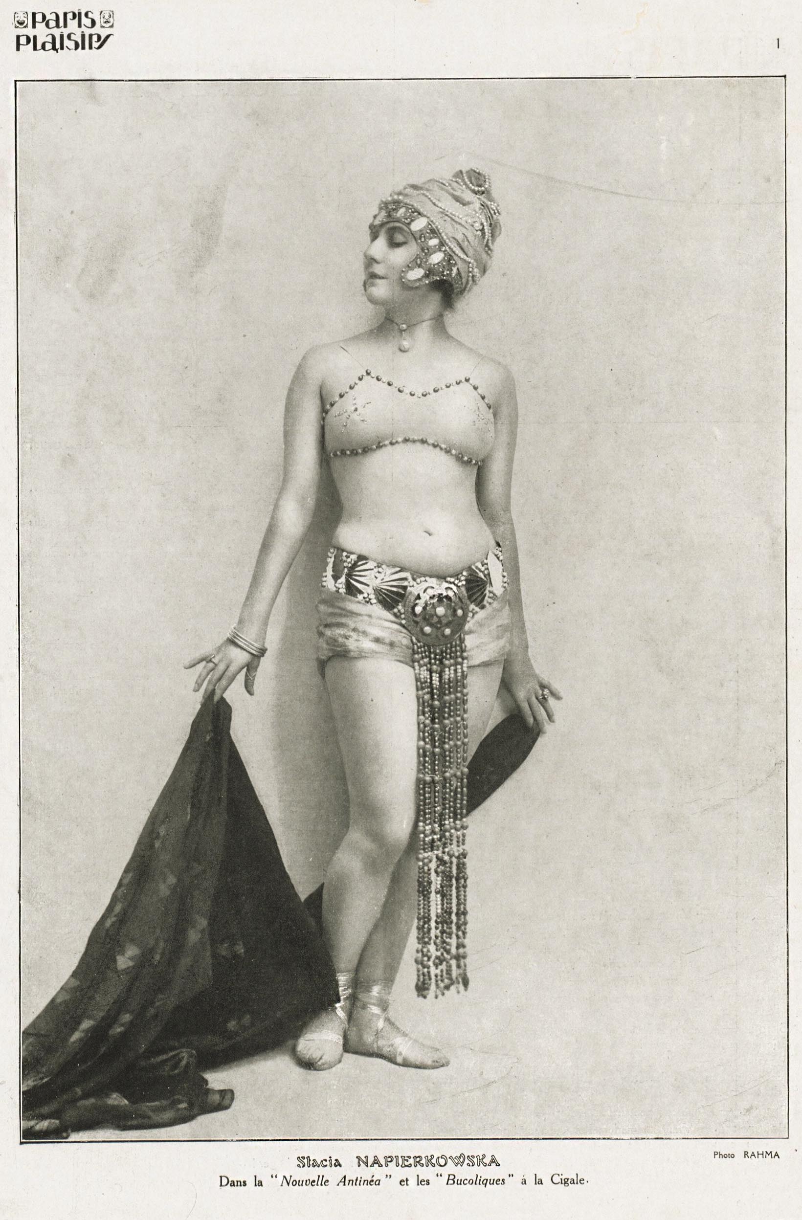 Stacia Napierkowska dans La "Nouvelle Antinéa" et Les "Bucoliques" à la Cigale. Photo RAHMA. Paris Plaisirs: revue mensuelle esthétique et humoristique. Nº 8, 1923. | src BnF ~ Gallica