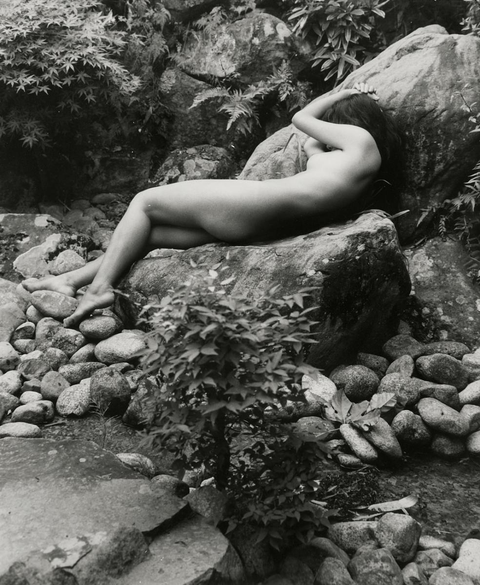 Yoshiyuki Iwase :: Untitled (nude), 1950s. Gelatin silver print. | src Lempertz