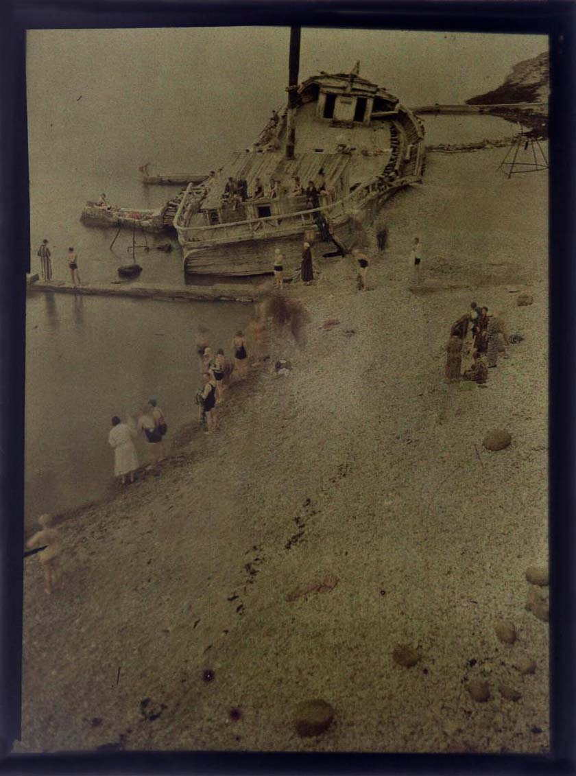Gustaf Wernersson Cronquist (Sverige, 1878 - 1967) :: Titel saknas (Bathers on a beach with wrecked ship), ca. 1925. Autokrom. | src Moderna Museet