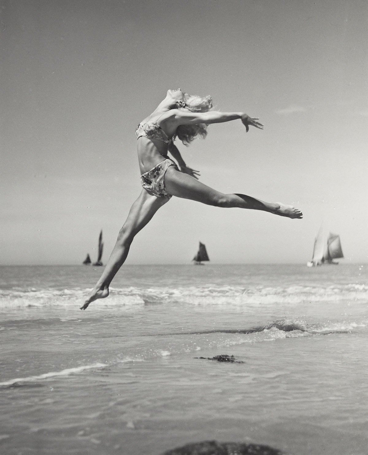 Fernand Fonssagrives (1910-2003) :: La Plage de Noir Moutier # 1. Gelatin silver print, 1935-37; printed ca. 1980. | src Swann Galleries