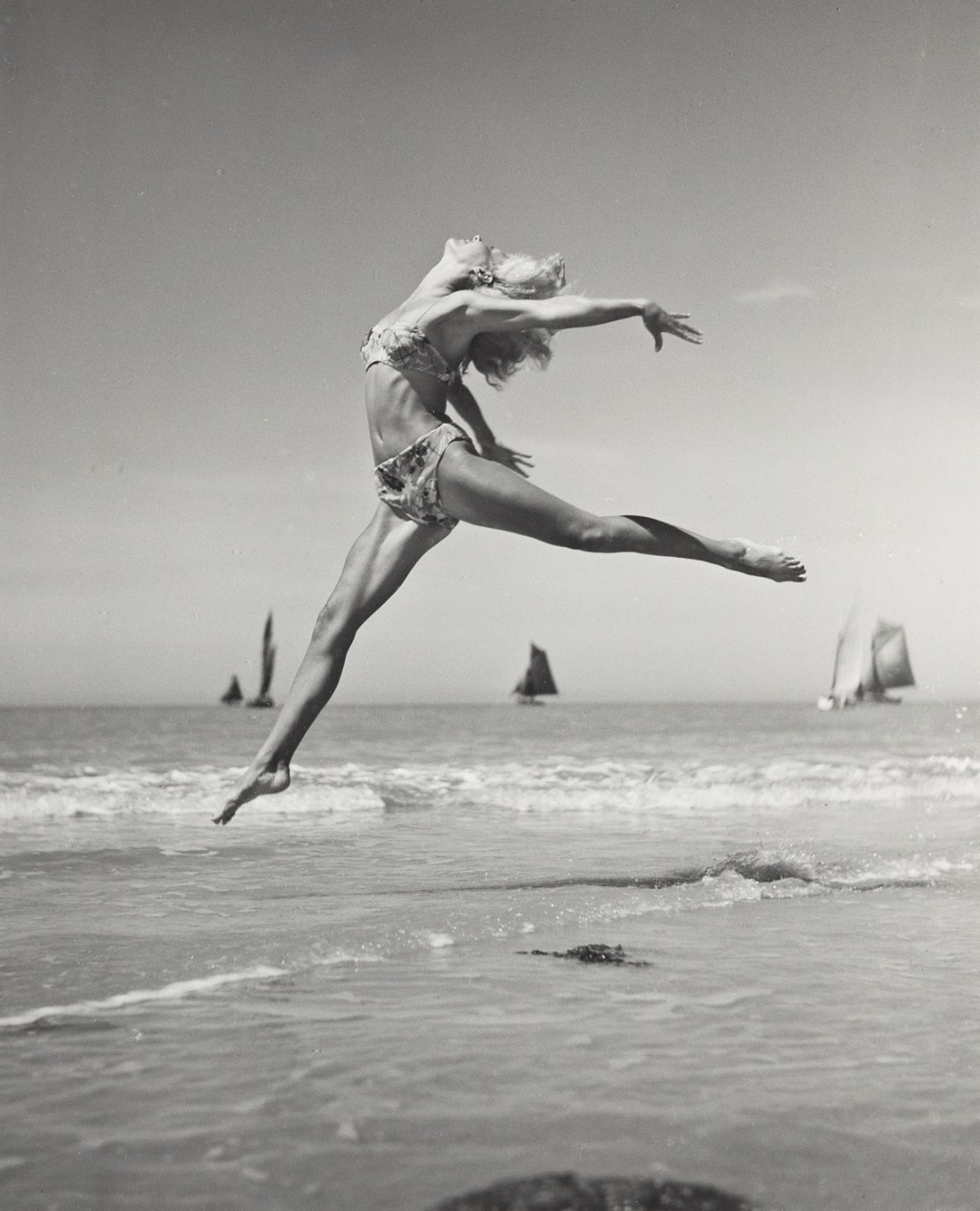 Fernand Fonssagrives (1910-2003) :: La Plage de Noir Moutier # 1. Gelatin silver print, 1935-37; printed ca. 1980. | src Swann Galleries