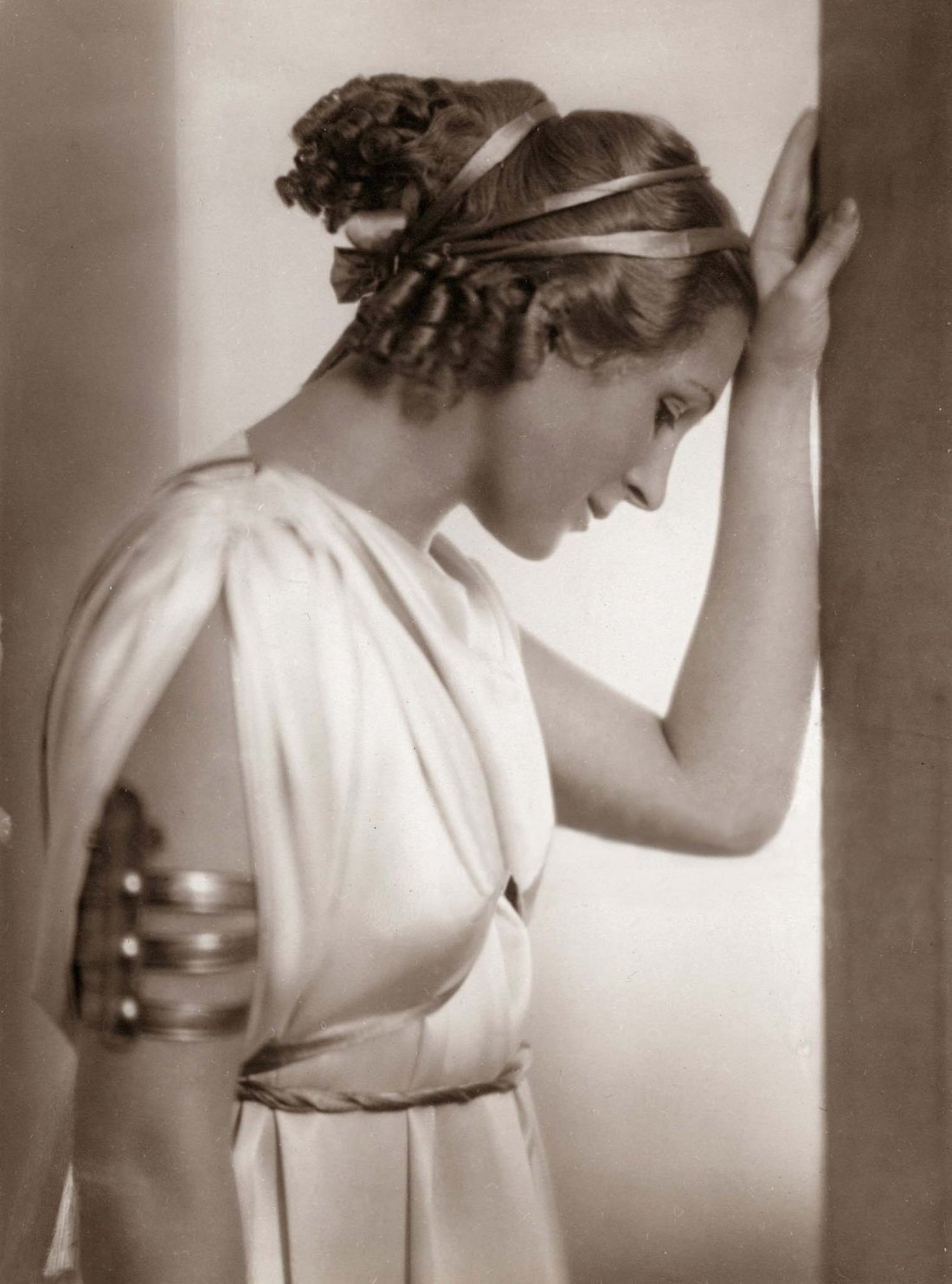 Franz Xaver Setzer :: Austrian actress Nora Gregor as Thaisa in 'Pericles, Prince of Tyre' by William Shakespeare. Burgtheater, Vienna. First night 16th October 1937. | src Getty Images