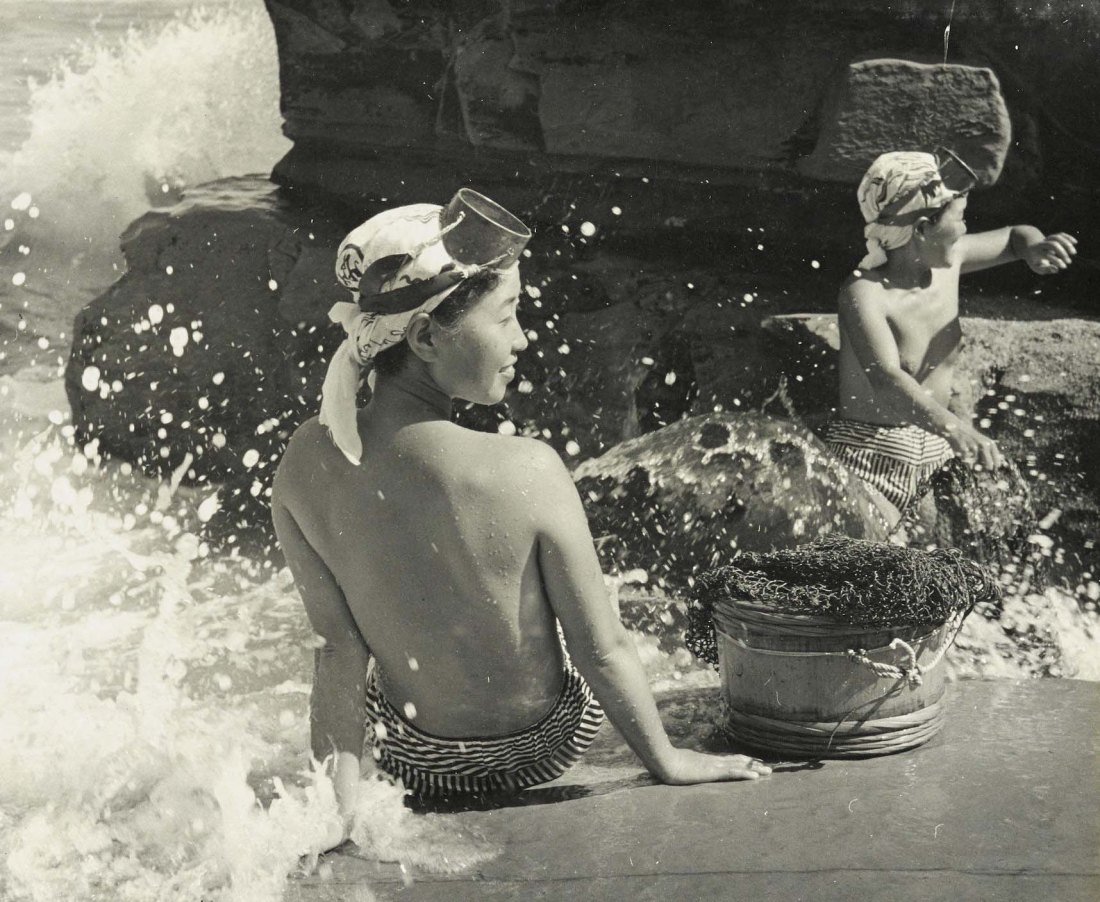 Yoshiyuki Iwase, also Iwase Ioshiyouki :: Untitled (Ama Divers), ca. 1950. Gelatin silver print. | src Bonhams