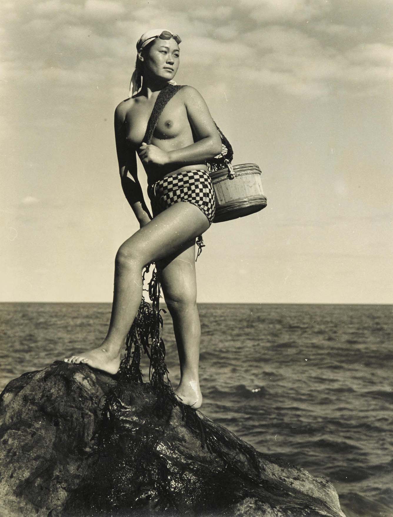 Yoshiyuki Iwase :: Untitled (Ama Diver), ca. 1950. Gelatin silver print. | src Bonhams