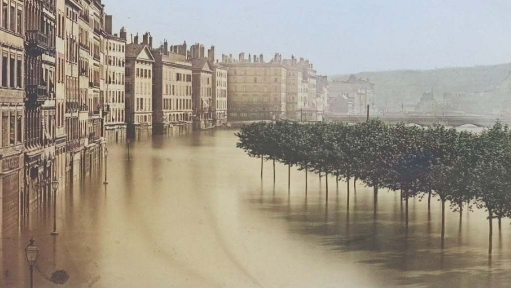 Louis Froissart (1815-1860) :: [Inondations de Lyon (1856) : vue de la montée des eaux sur le quai Saint-Antoine et le quai des Célestins], 1856-05-19. | src Actu.fr