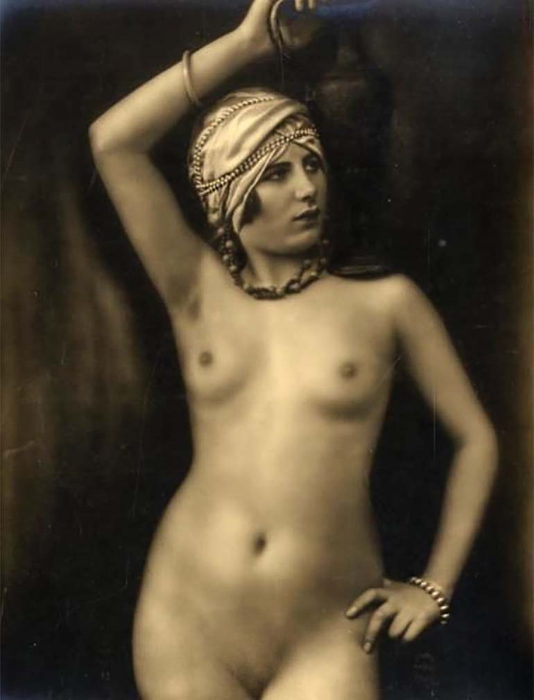 Julien Mandel :: Nu féminin au bracelet de perles, vers 1930. Tirage argentique d'époque. | src Chayette et Cheval