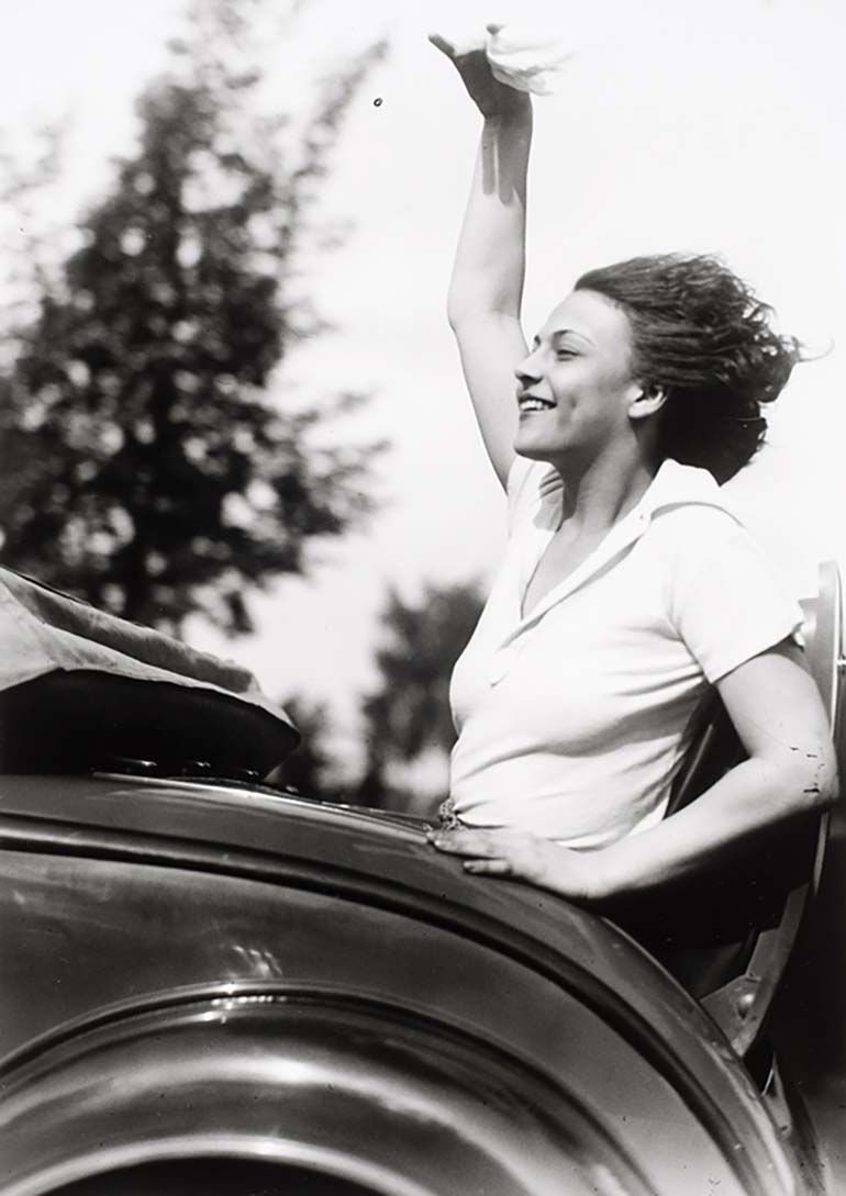 Martin Munkácsi :: [Eva Szaplone in a rumbleseat], 1932 | src ICP