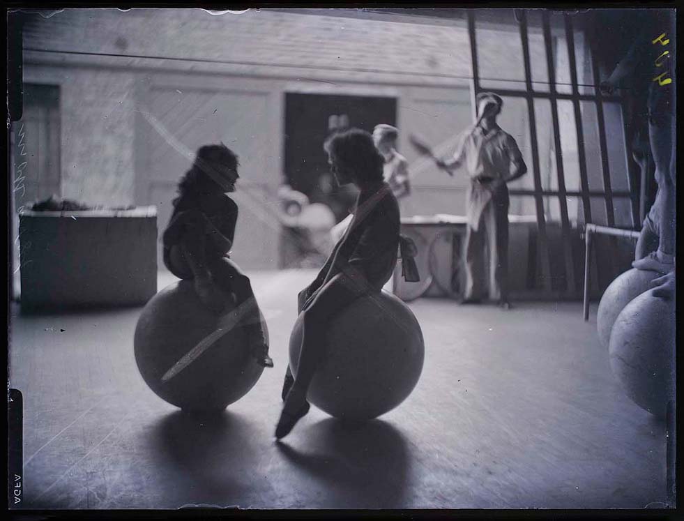 Martin Munkácsi :: [Rehearsal for children’s dance performance], ca. 1934. Glass plate negative. | src ICP