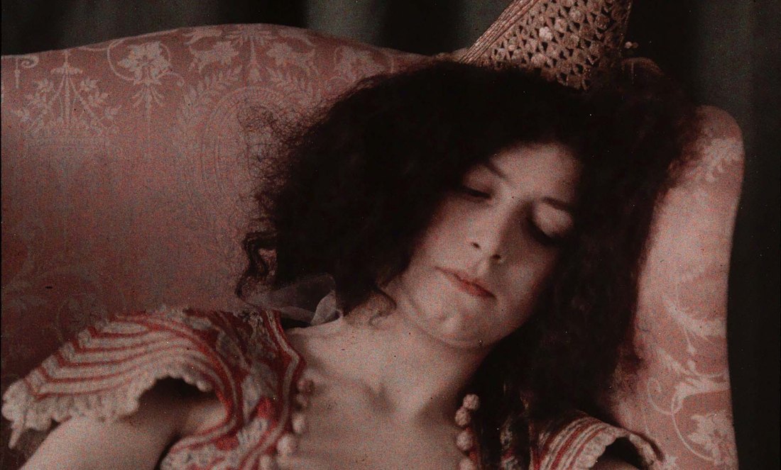 Jules Gervais-Courtellemont :: Slapende vrouw in Orientaalse kleding [Sleeping woman in oriental costume], ca. 1910-ca. 1940. Autochrome. | src Rijksmuseum