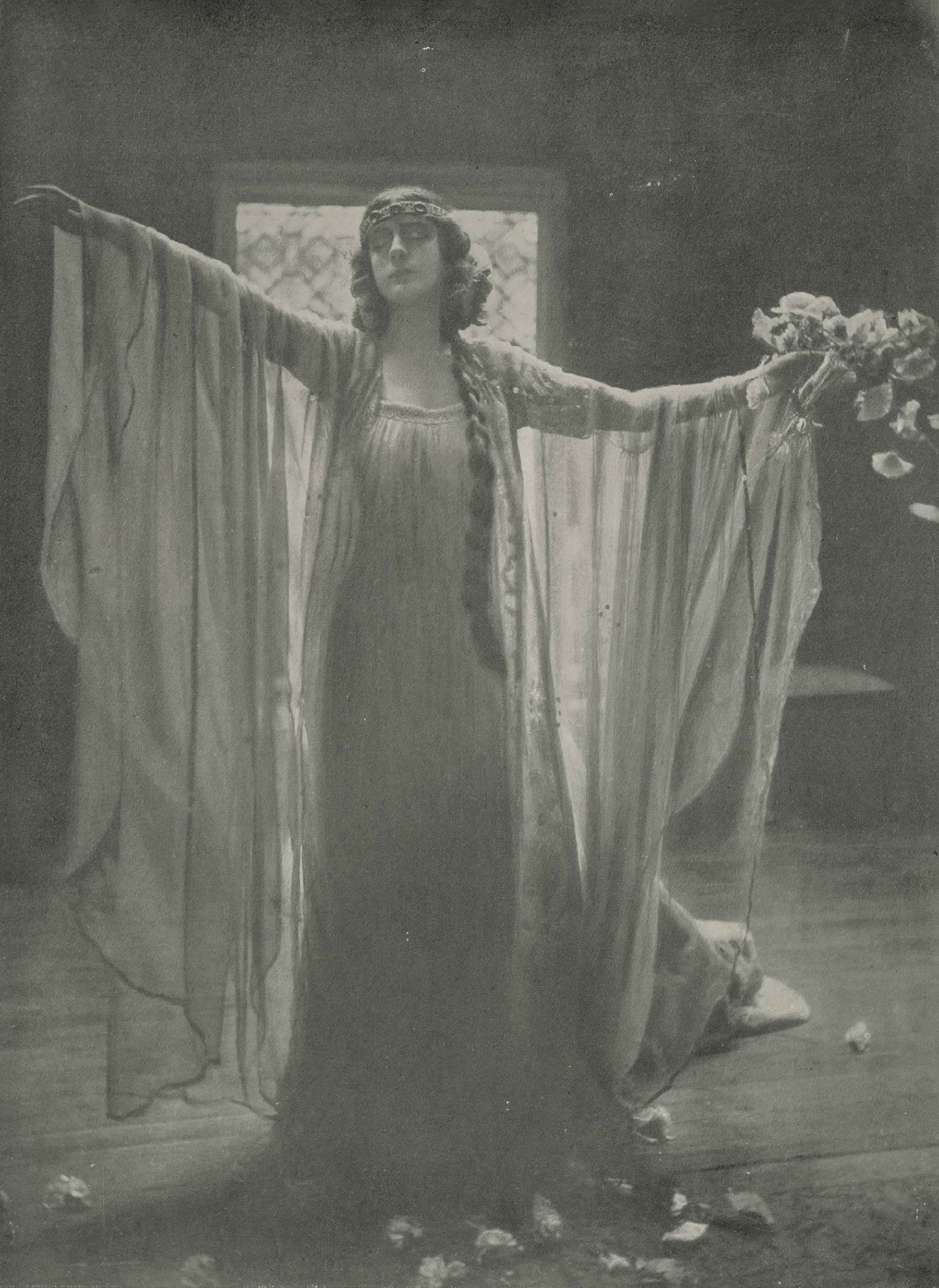 William Crooke :: The Sleeping Beauty. The Amateur Photographer & Photographic News, vol. LII, 1352, p. 210, 1910. (The Royal Photographic Society's Annual Exhibition, London) Musée Nicéphore Niépce