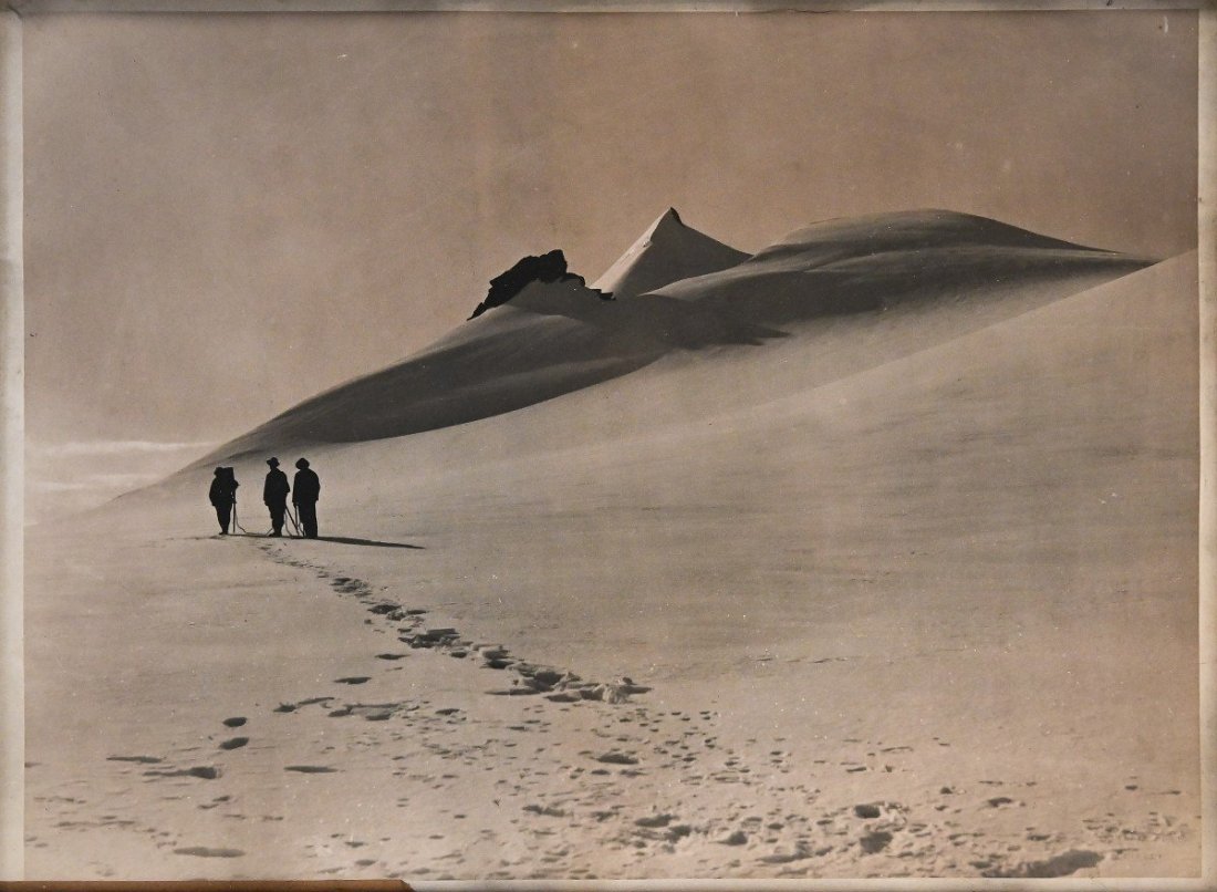 Vittorio Sella :: Allalinhorn au lever du soleil du carcan de l’Alphubel. Zermatt. Alpes suisses. Impression à la gélatine aux sels d’argent. 19ème siècle. | src Beggi Antichità peintures et sculptures anciennes via Proantic