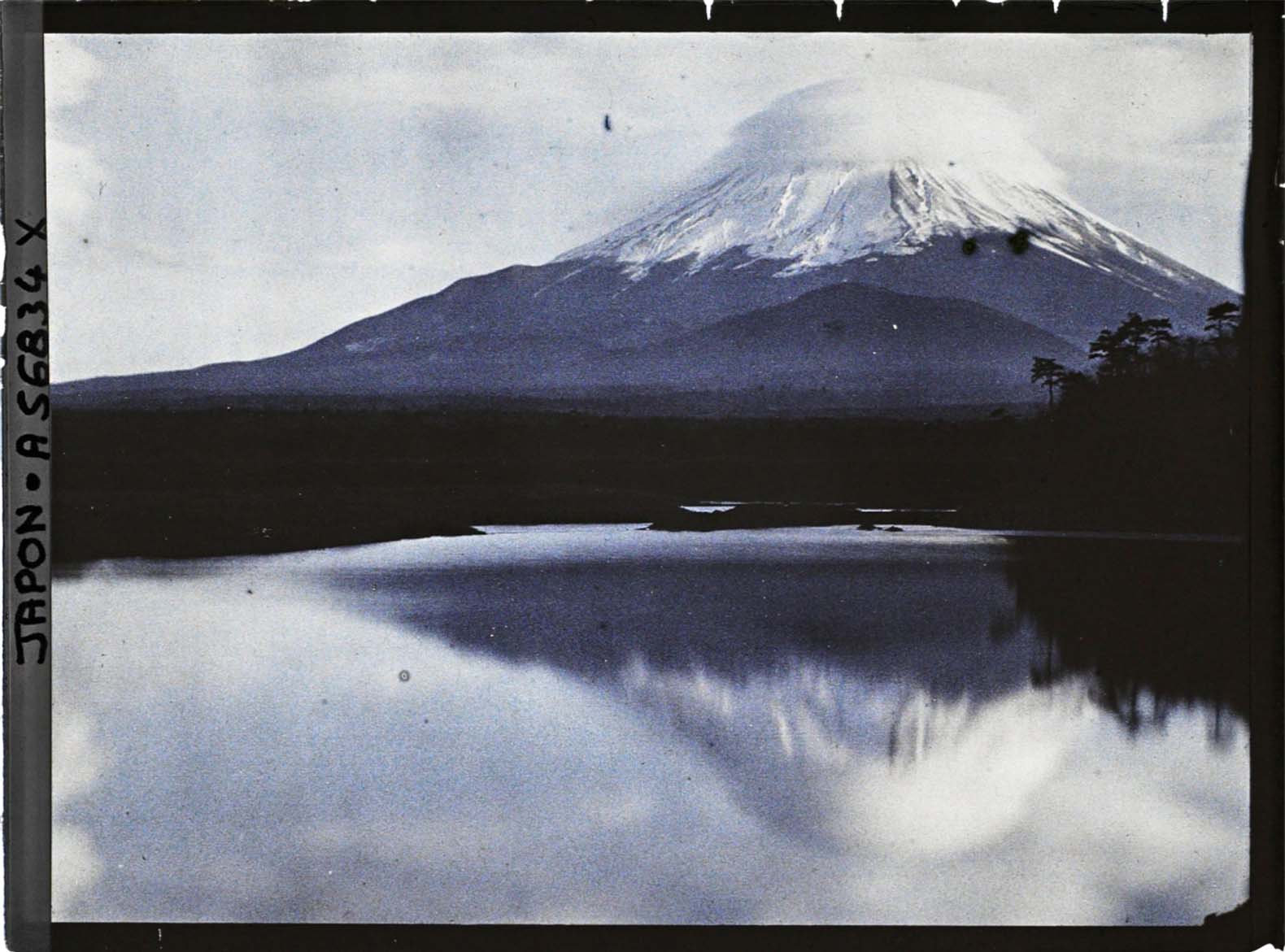 Roger Dumas :: Le Mont Fuji (Fuji-san) se reflétant dans le lac Shôji (Shôji-ko). Environs du village de Shôji, Japon, 1926-1927. Plaques de verre Autochrome. Archives de la Planète. | src Musée départemental Albert Kahn