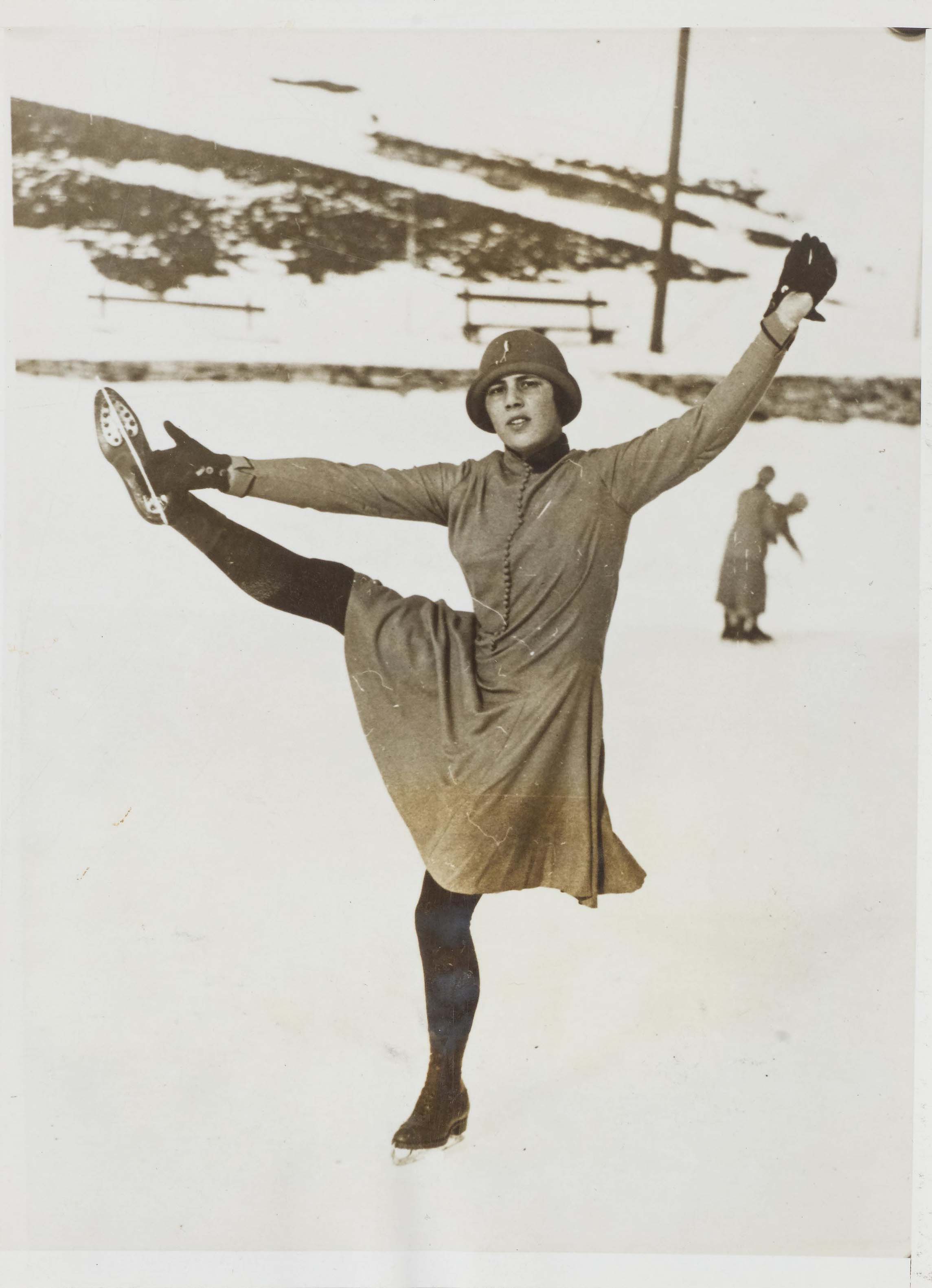 Figure skating, 1926. Portrait of the Canadian athlete Diana Kingsmill Wright (1908-1982) on ice skates in Mürren. (ACME News-pictures) | src Koller Auktionen