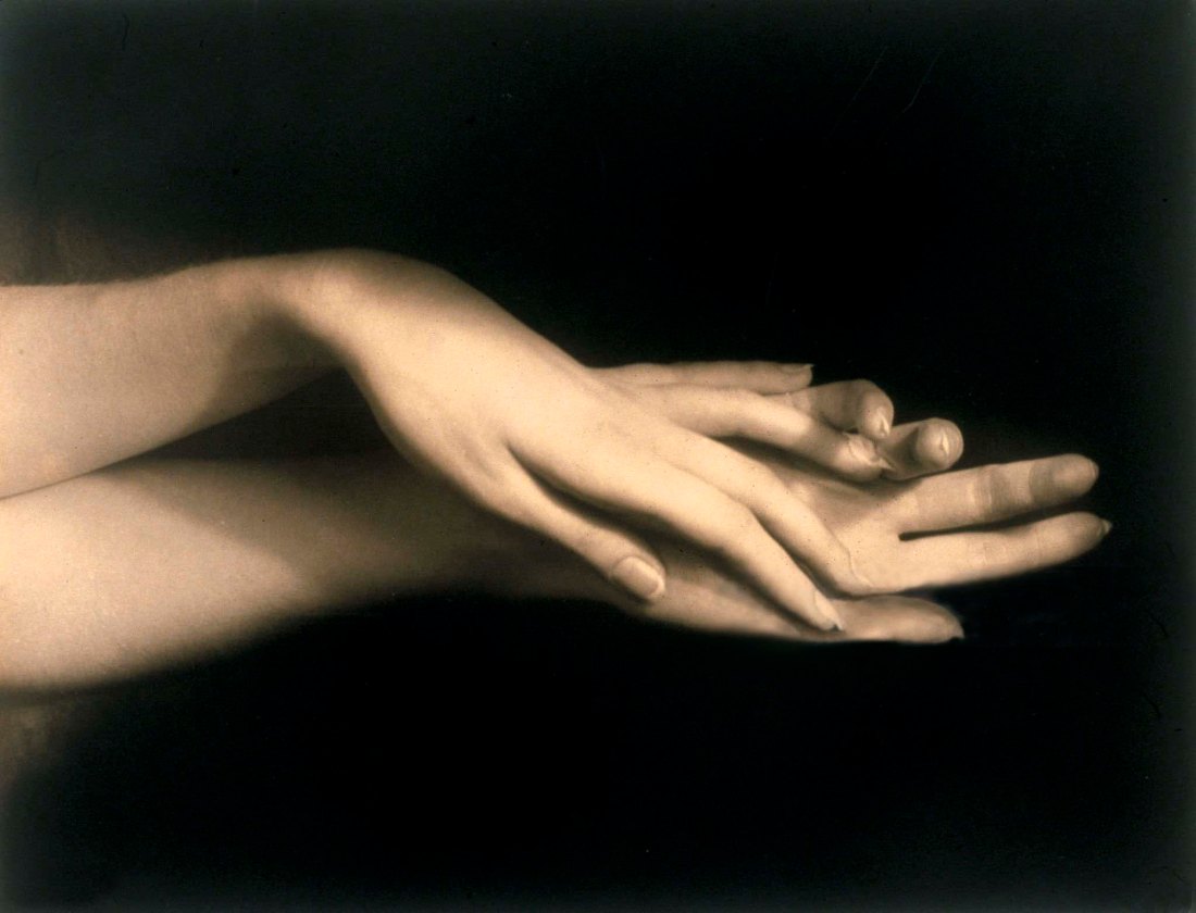 Atelier von Behr :: Hands, 1930s. The Royal Photographic Society Collection - V&A museum, London | src Getty Images