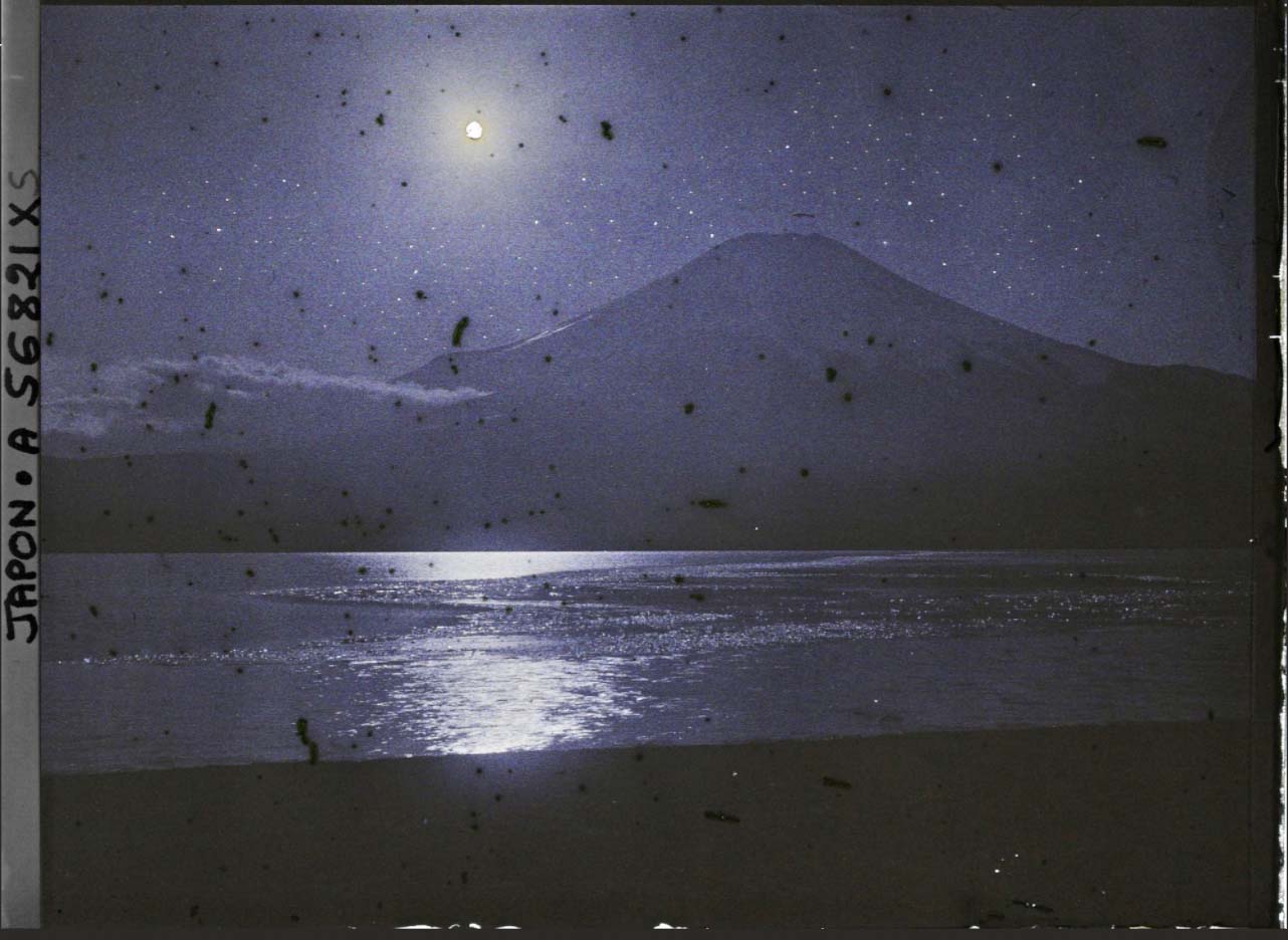 Roger Dumas :: Environs du village de Yamanakako, Japon. Le lac Yamanaka (Yamanaka-ko) et le mont Fuji (Fuji-san), 1926-1927. Autochromes. Archives de la Planète. | src Musée Albert Kahn