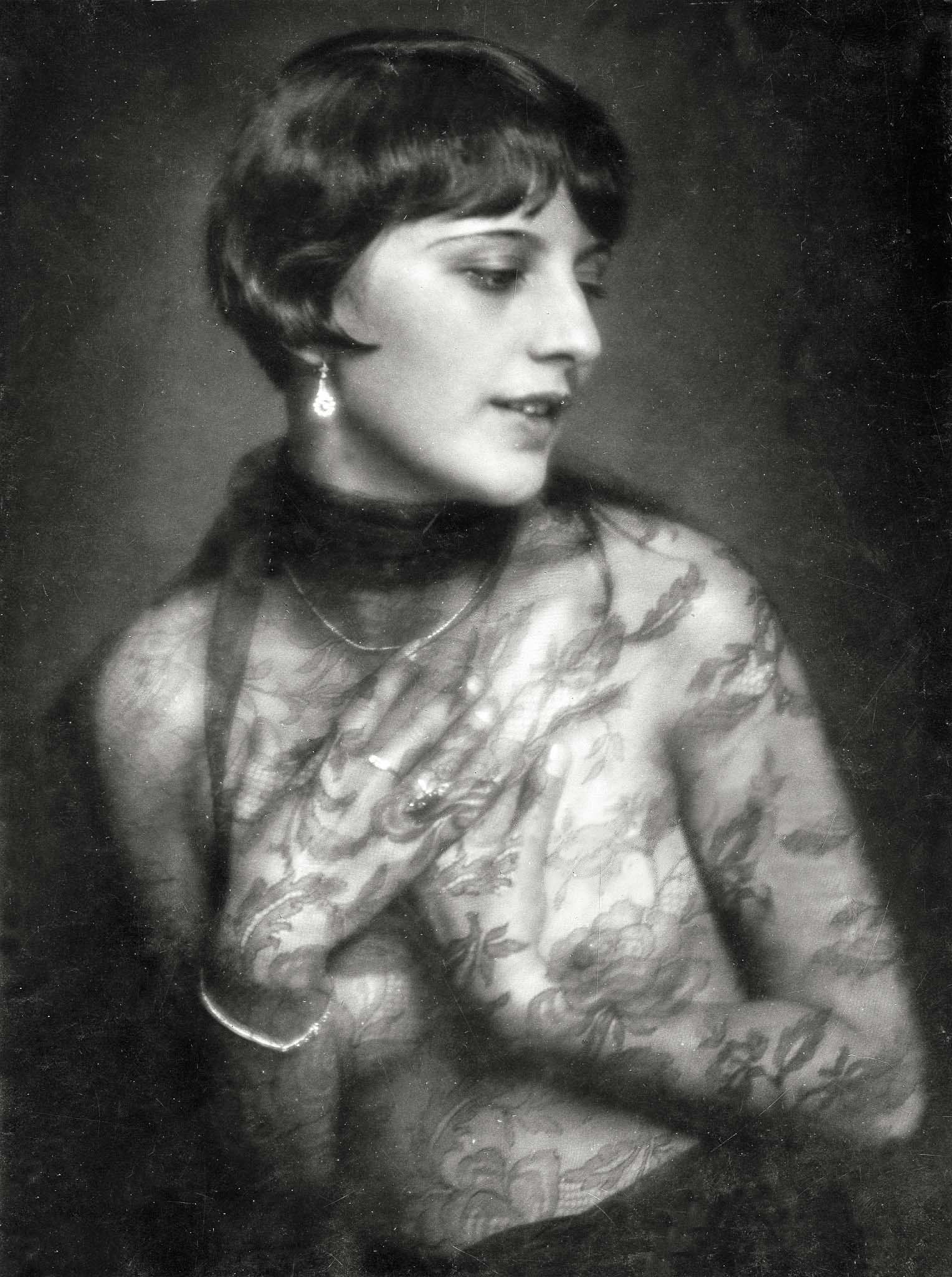 Ernst Förster :: Mizzi Müller. Tänzerin-Portrait mit Spitze über nacktem Oberkörper. veröffentlicht: Uhu Magazin 5/1928 | Dancer portrait with lace top over naked torso, 1928 [for Atelier Adele?] | source Getty Images